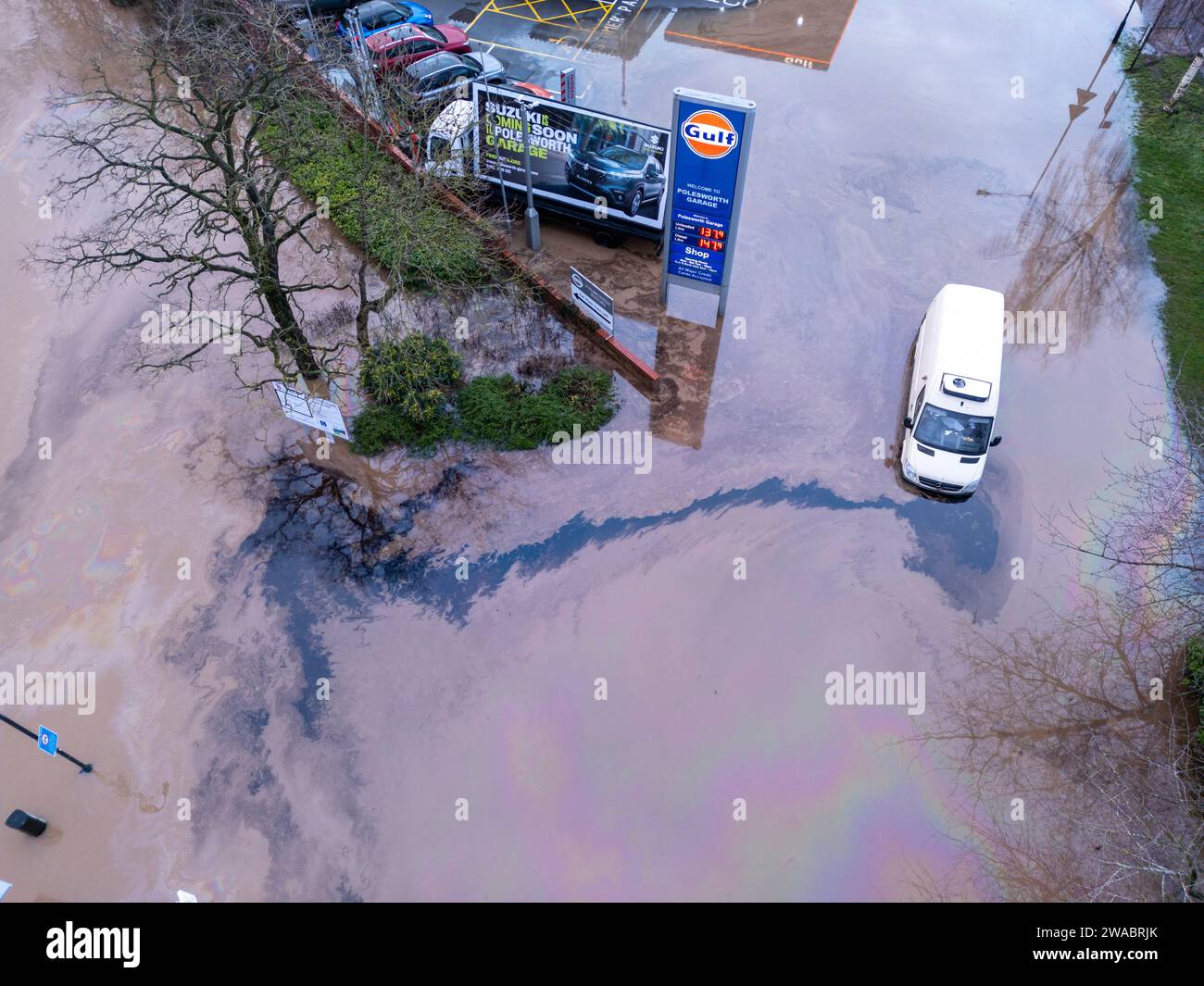 Zu Beginn des Jahres 2024 sah Sturm Henk große Teile der Midlands nach schweren Überschwemmungen unter Wasser. Auf der Abbildung ist zu sehen, dass Ein gestrandetes Fahrzeug Öl in den nahe gelegenen River Anker im Dorf Polesworth, North Warwickshire, eindringt, wo Fahrzeuge im tiefen Wasser eingeschlossen waren. Stockfoto