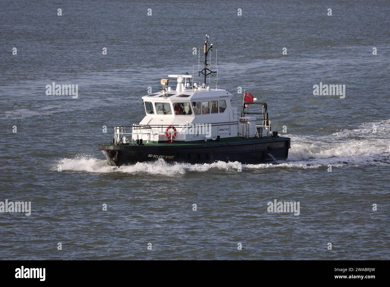 Die Serco Marine Services starten SD SOLENT SPIRIT. Der Tender der Klasse STAN1905 wird von Admiralitätspiloten auf der Marinebasis eingesetzt Stockfoto