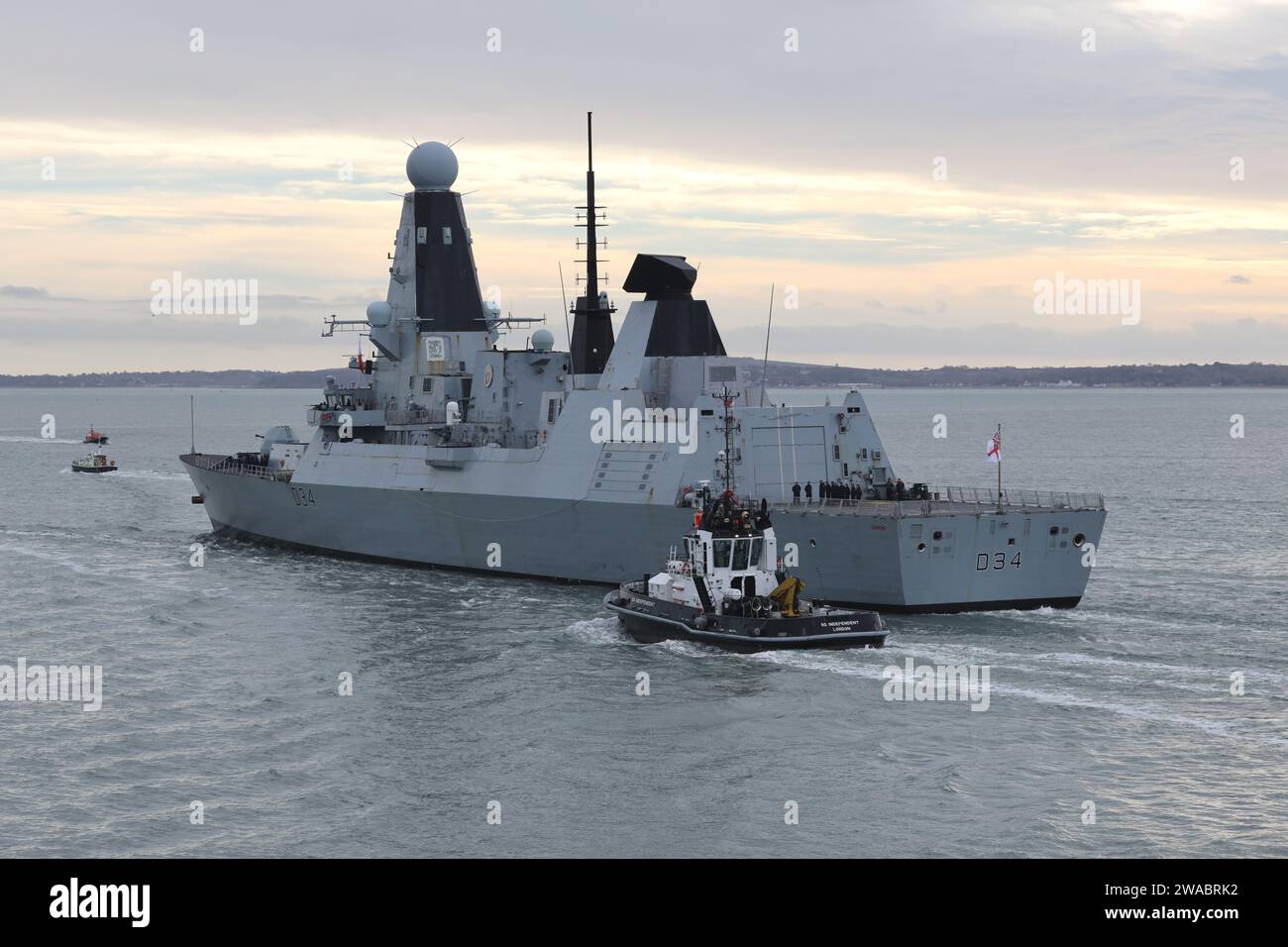Der Royal Navy Zerstörer HMS DIAMOND segelt von seinem Heimathafen aus und beginnt einen Einsatz, der ihn ins östliche Mittelmeer bringt Stockfoto