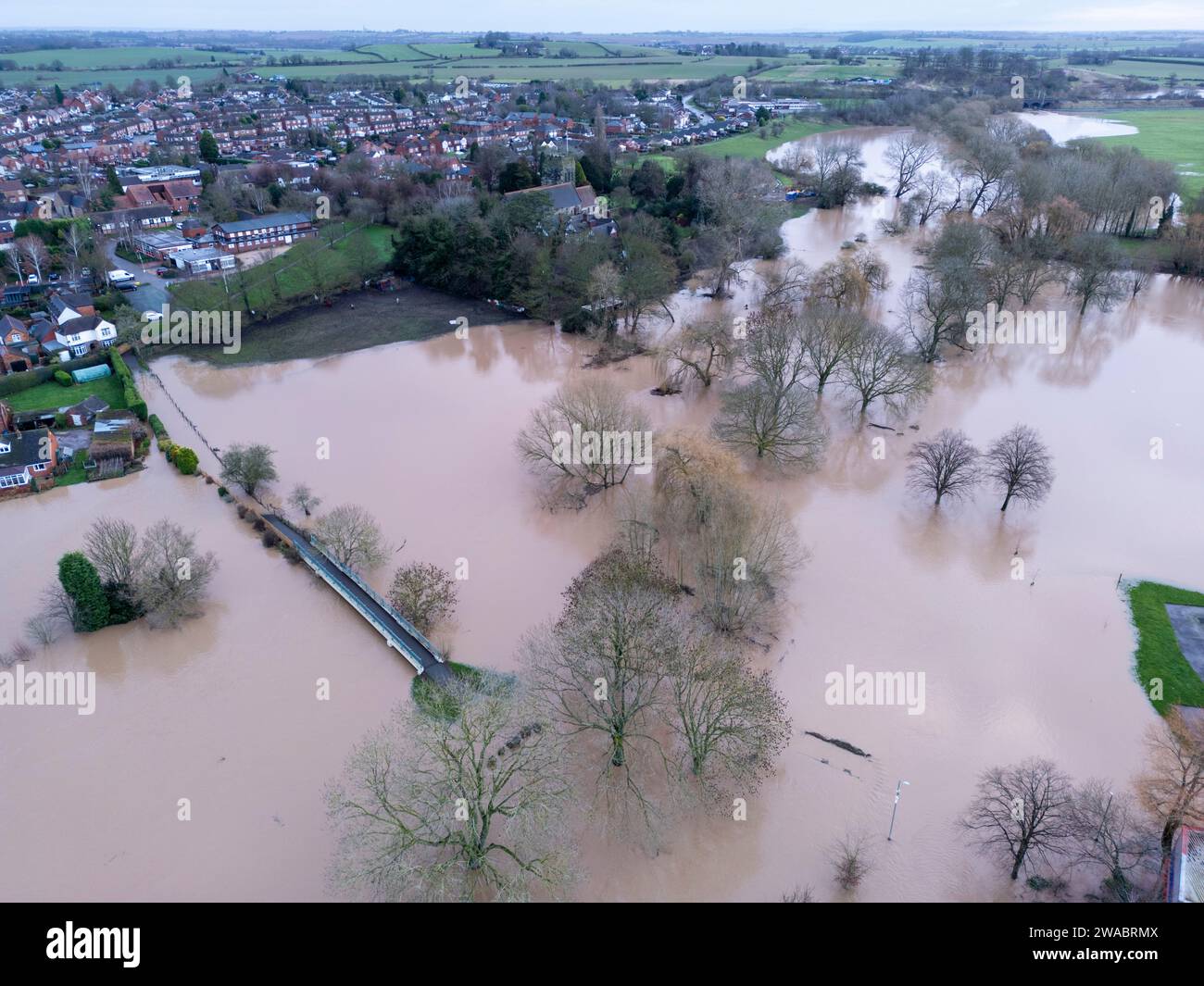 Zu Beginn des Jahres 2024 sah Sturm Henk große Teile der Midlands nach schweren Überschwemmungen unter Wasser. Auf dem Bild befinden sich Szenen im Dorf Polesworth, North Warwickshire, wo Fahrzeuge im tiefen Wasser gefangen waren. Stockfoto