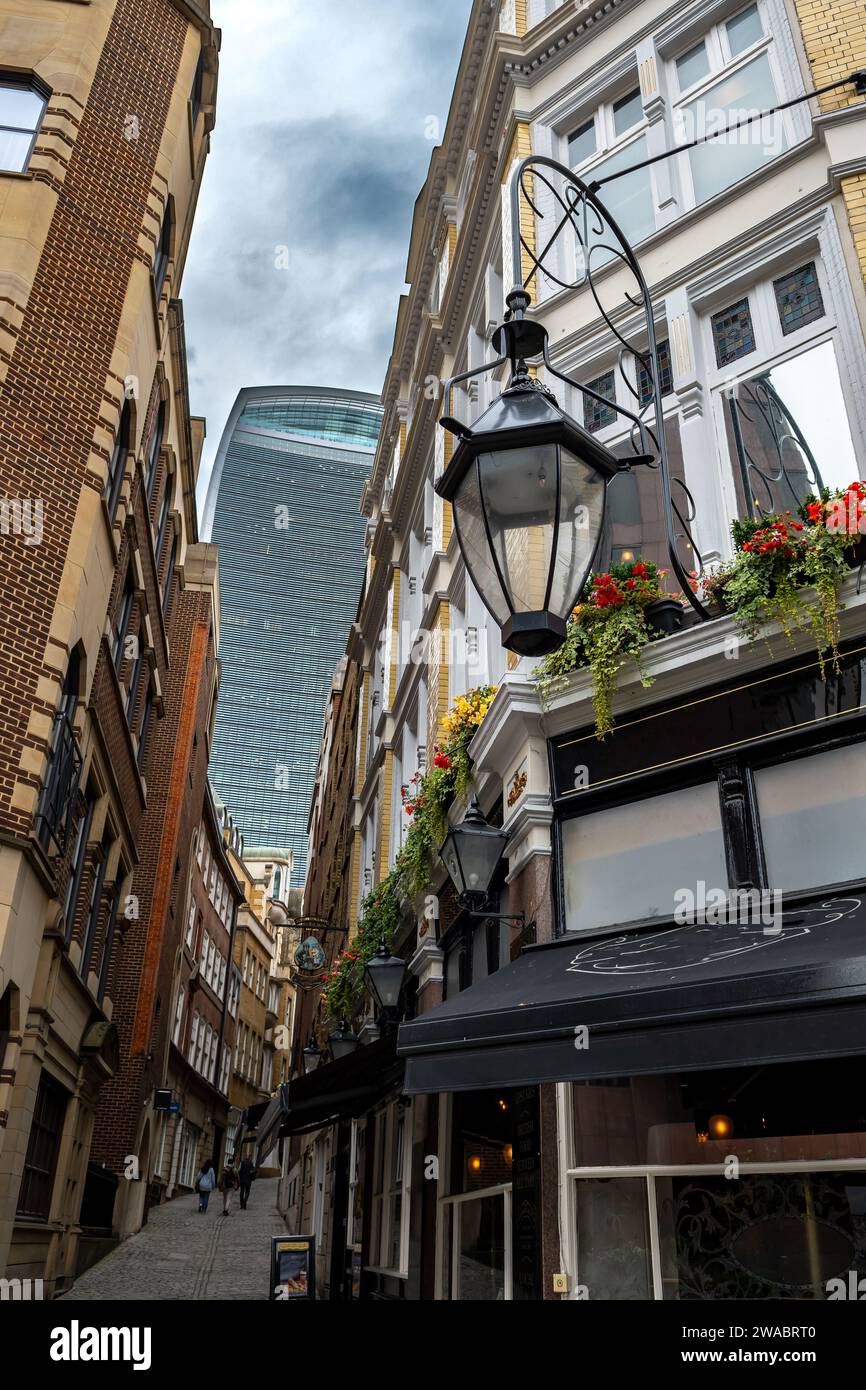 Enge Alley Mit Old Pub Und Blick Auf Den 20 Fenchurch Tower (Walkie Talkie) Im Finanzviertel Von London, Großbritannien Stockfoto