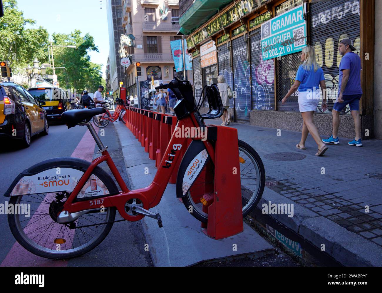 Barcelona, Spanien - 26. Mai 2022: Fast leerer Elektrofahrradabstellplatz, große Nachfrage nach diesem Service, um sich in der Touristenstadt Barcelona zu bewegen Stockfoto