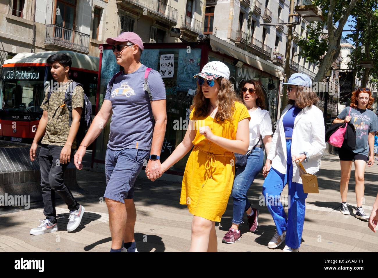 Barcelona, Spanien - 26. Mai 2022: Menschen unterschiedlichen Alters und mit sportlicher und bequemer Kleidung in hellen Farben gehen durch eine der Hauptstraßen Stockfoto