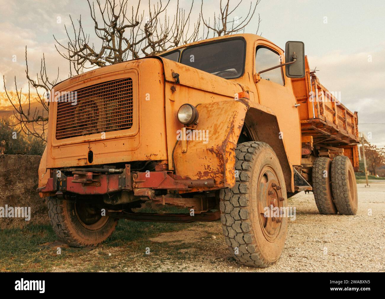 Ein alter, rostiger Truck im Dorf Stockfoto