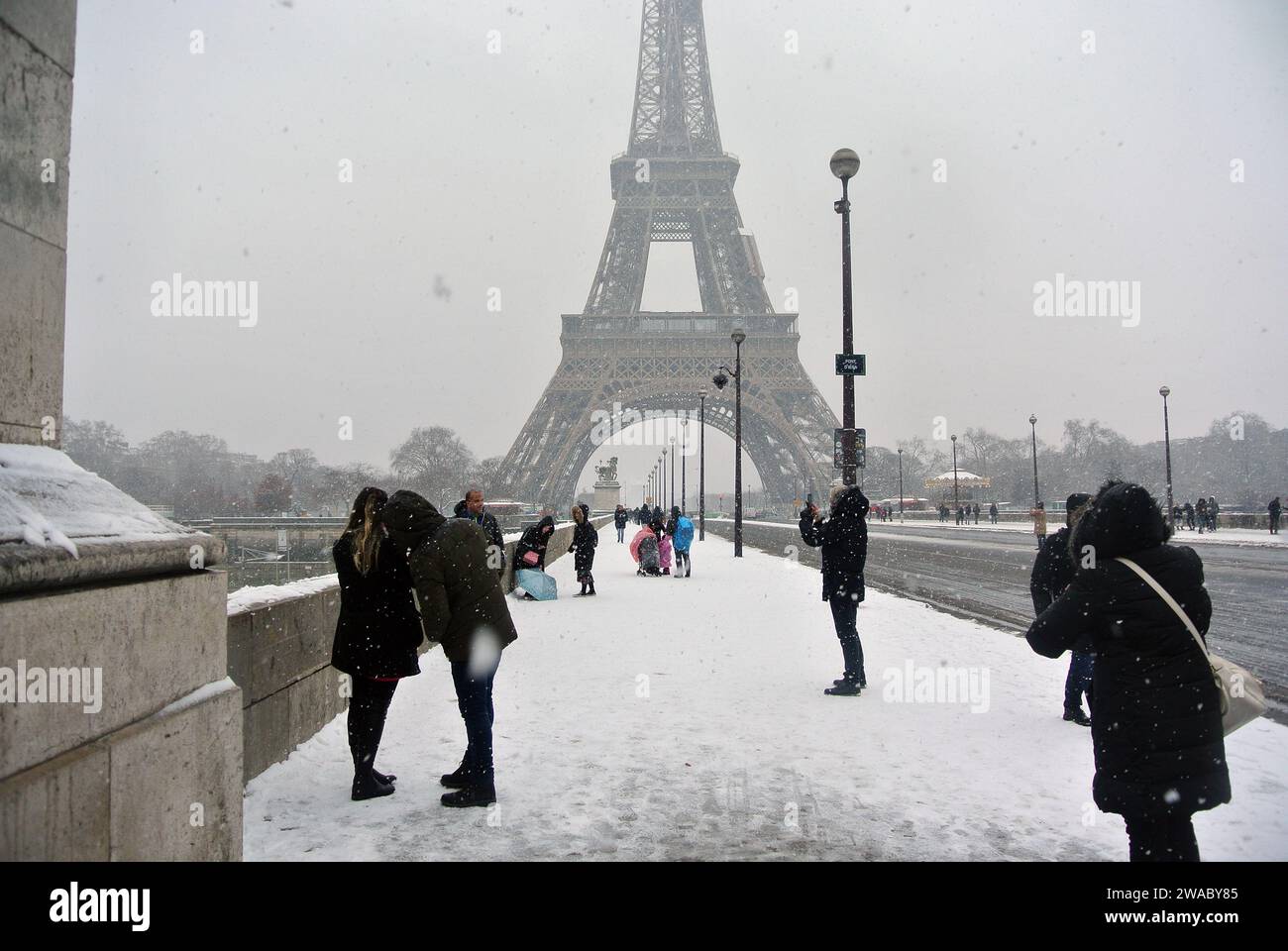 Unerwarteter Schnee in Paris. Jenaer Brücke mit Blick auf den Eiffelturm. Schneeflocken fallen. Stockfoto