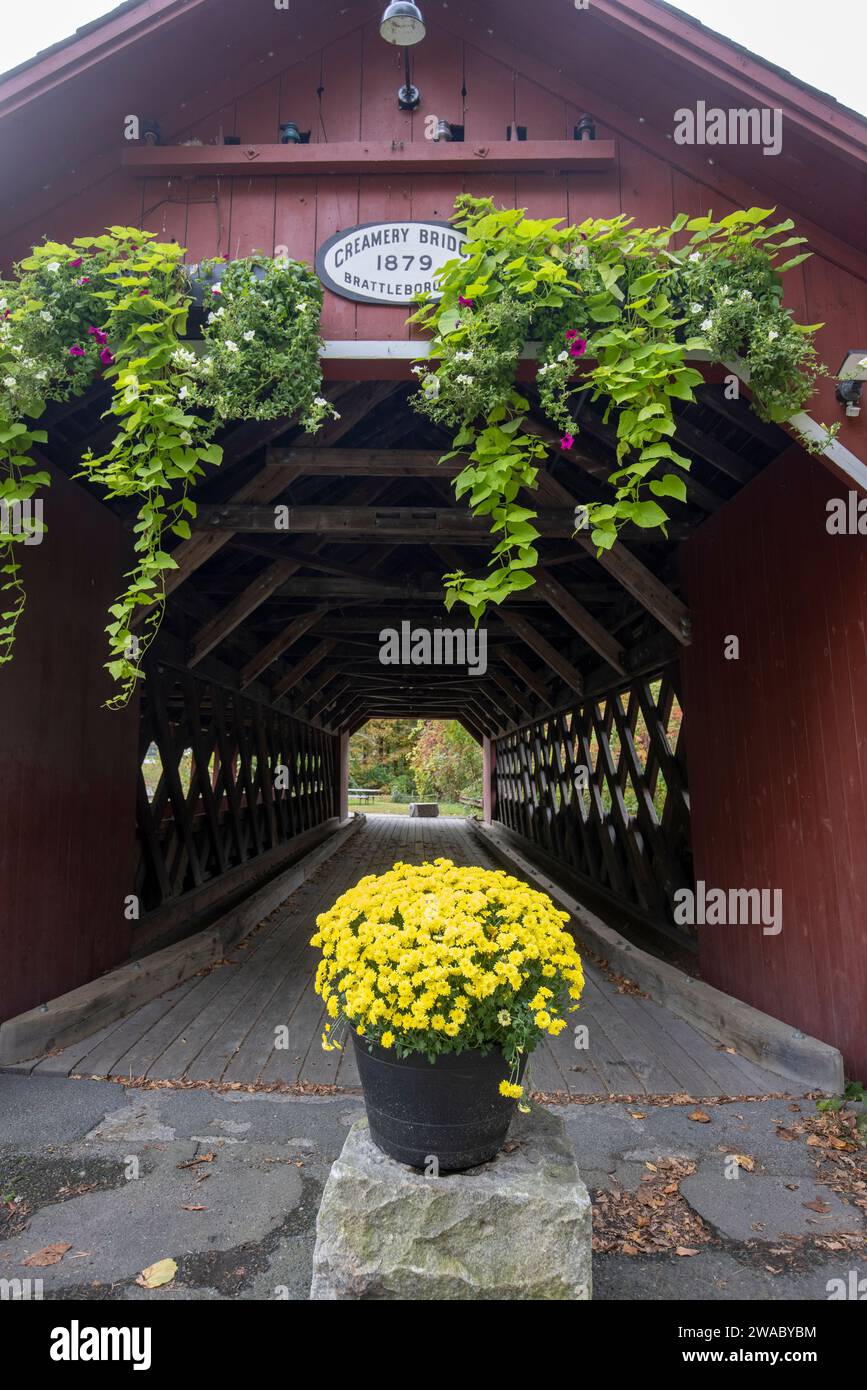 Die Creamery Covered Bridge ist eine historische überdachte Brücke in West Brattleboro, Vermont. Überdachte Brücken in Vermont. Stockfoto