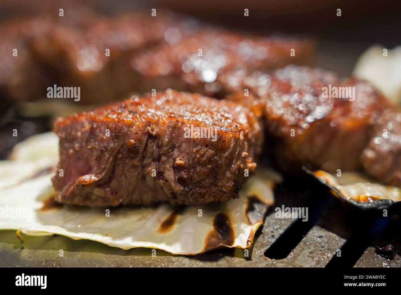 Japanisches Wagyu-Fleisch / Steak, teure Delikatesse auch Matsusaka-Rindfleisch / Kobe-Rindfleisch / Yonezawa-Rindfleisch auf dem Grill, Tokio, Japan Stockfoto