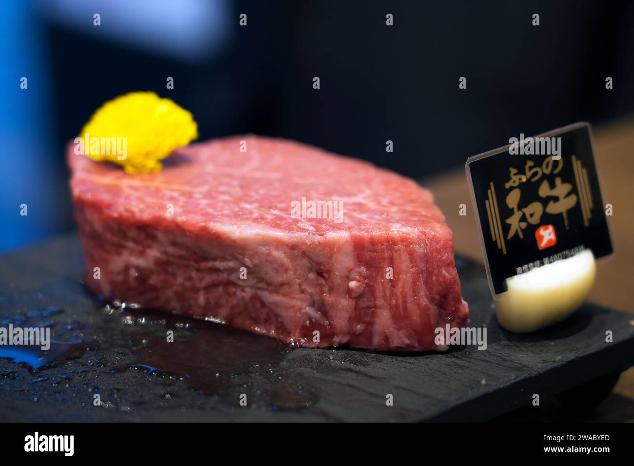 Rohes japanisches Wagyu-Fleisch/Steak, teure Delikatesse auch Matsusaka-Rindfleisch/Kobe-Rindfleisch/Yonezawa-Rindfleisch genannt, Tokio, Japan Stockfoto