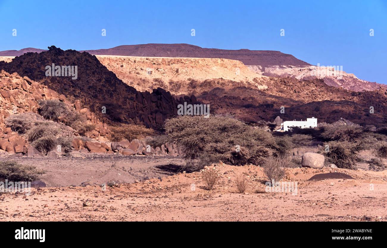 Saudi-Arabien ein weißes Haus zwischen den Wüstenfelsen Stockfoto