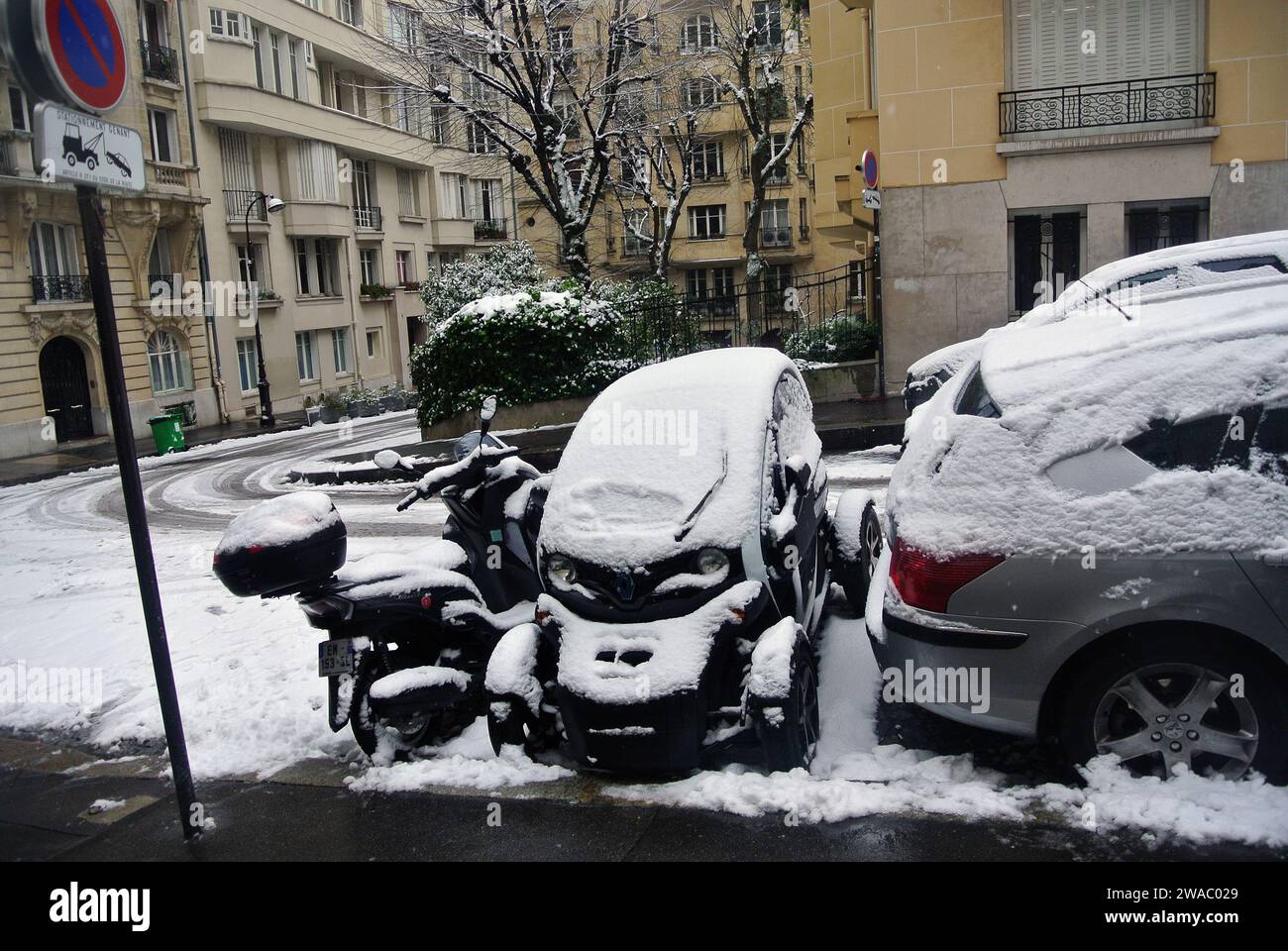 Unerwarteter Schnee in Paris. Straße, Autos mit Schnee bedeckt. Stockfoto