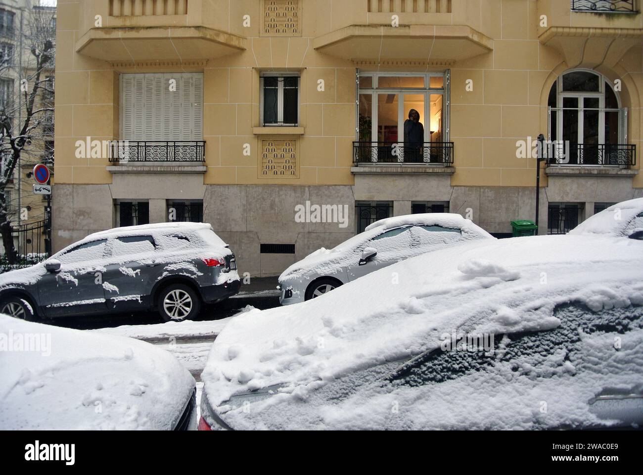 Unerwarteter Schnee in Paris. Straße, Autos mit Schnee bedeckt. Stockfoto