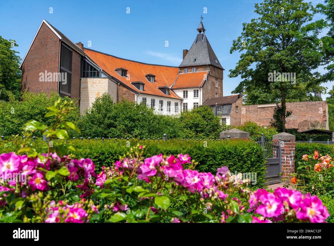 Das Schloss im Schlosspark von Moers, Rosengarten, am Niederrhein, NRW, Deutschland Stockfoto