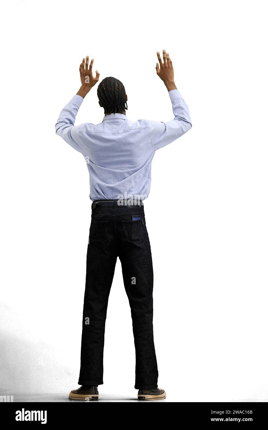 Ein Mann in einem grauen Hemd, auf weißem Hintergrund, in voller Höhe, mit den Armen winkend Stockfoto