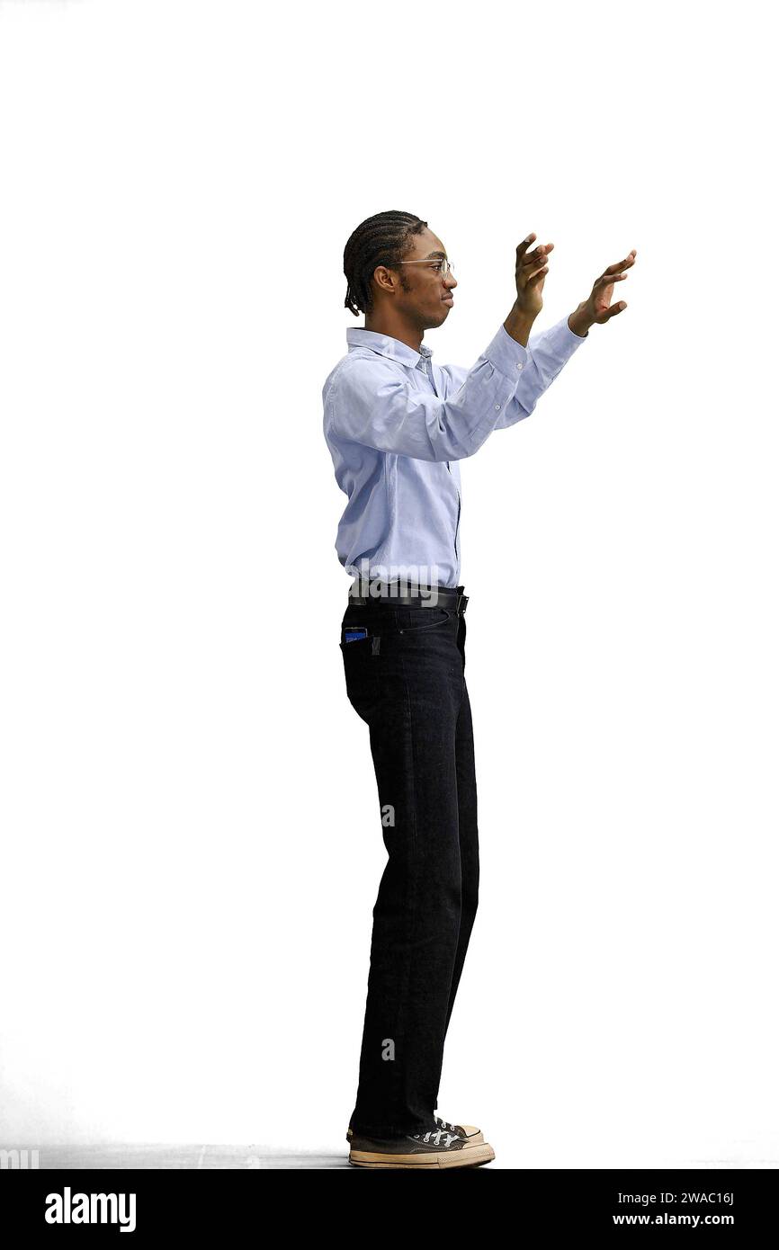 Ein Mann in einem grauen Hemd, auf weißem Hintergrund, in voller Höhe, mit den Armen winkend Stockfoto