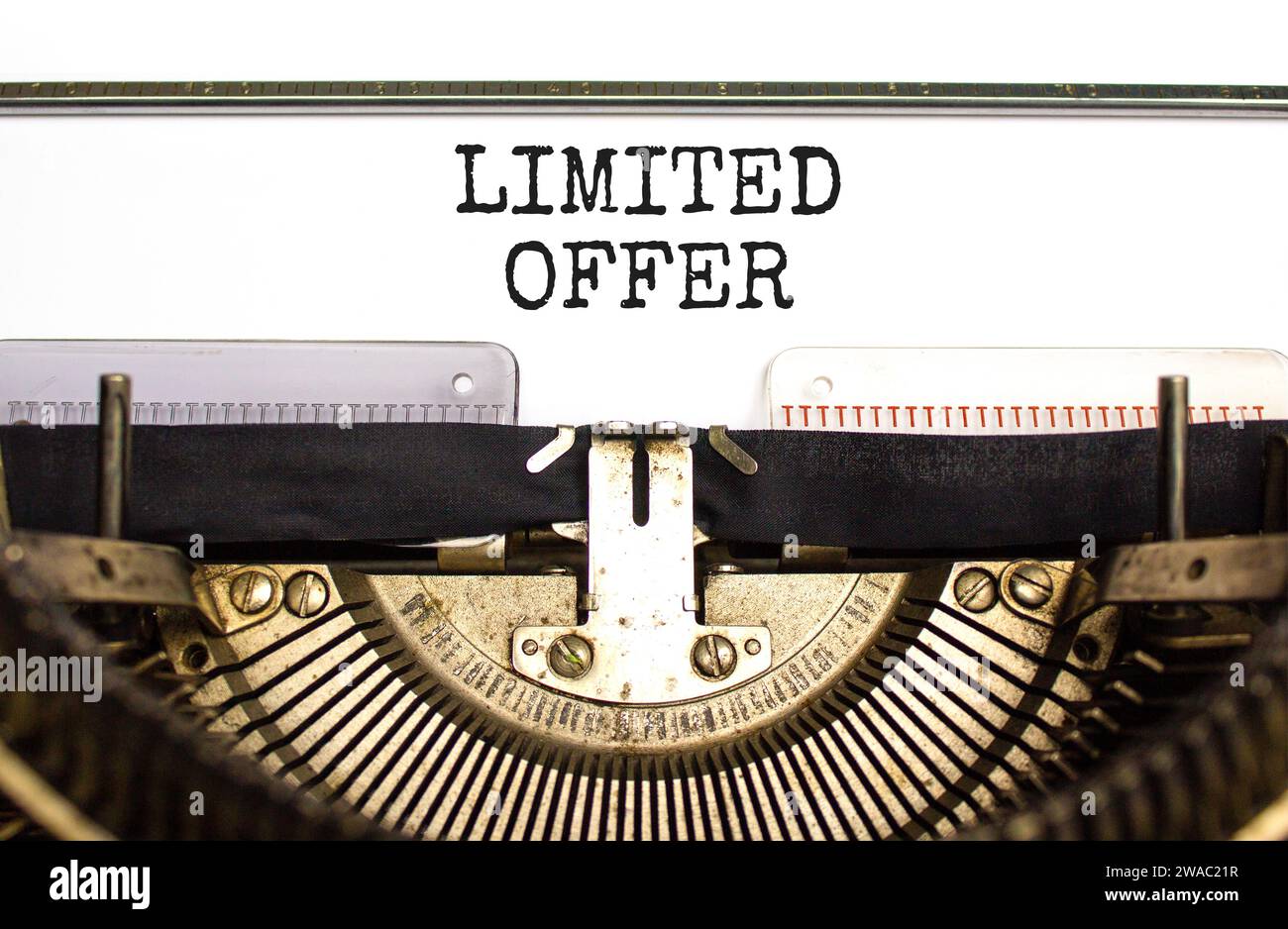 Symbol für begrenztes Angebot. Concept Words begrenztes Angebot mit schöner alter Retro-Schreibmaschine. Schöner Hintergrund aus weißem Papier. Business Marketing, Motiv Stockfoto