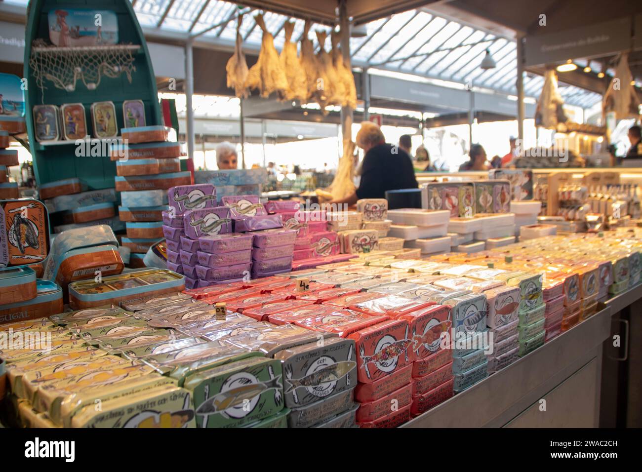 In Porto, Portugal, am 30. august - 2023 - Bolhao Markt im Zentrum der Stadt mit Ständen mit Fisch und typischen Produkten Stockfoto