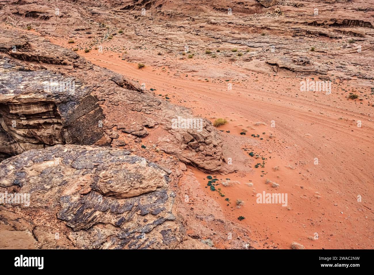 Rot-orange marsähnliche Landschaft in der Wüste Jordan Wadi Rum. Dieser Ort wurde für viele Science-Fiction-Filme genutzt Stockfoto