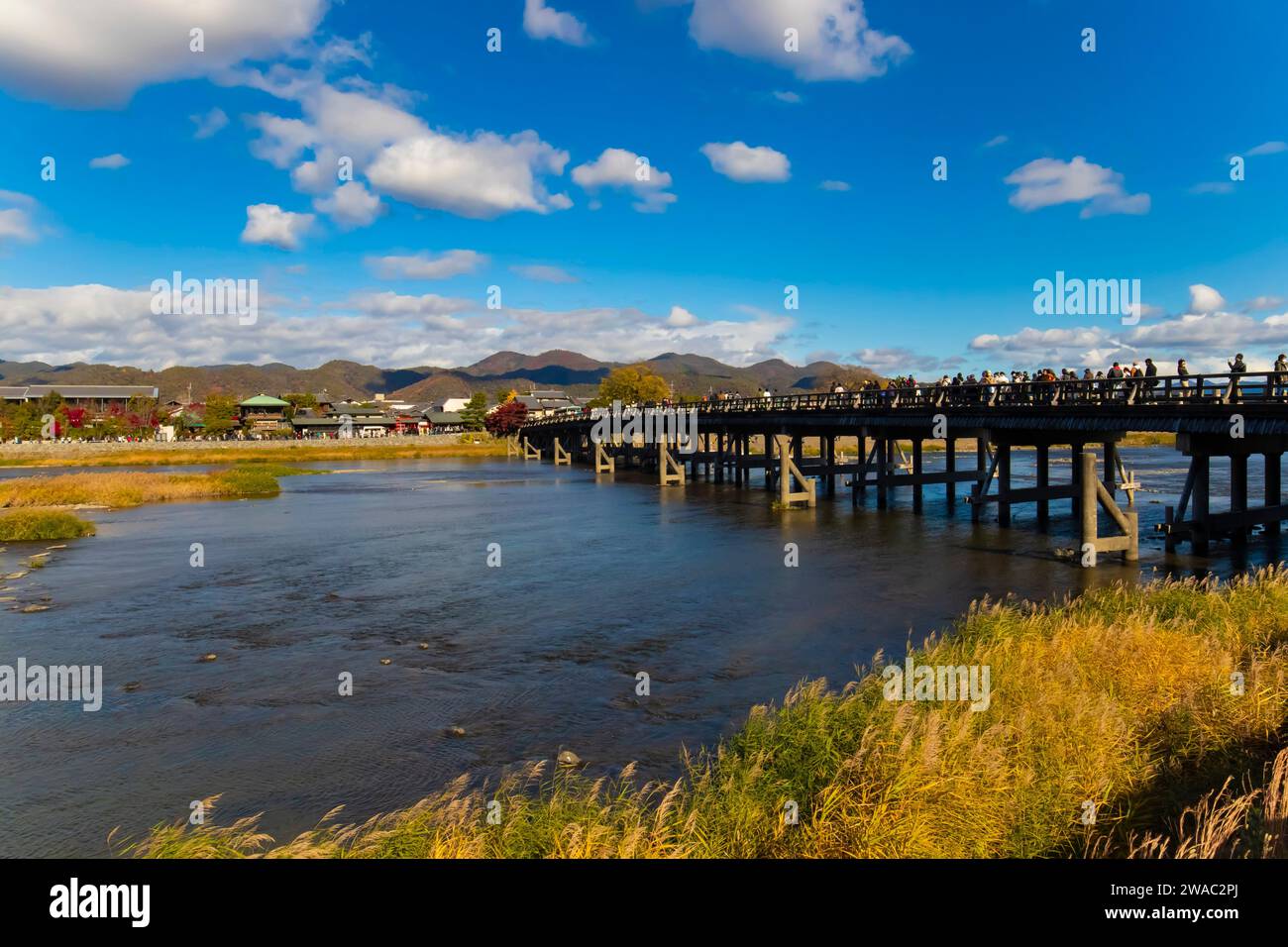 Togetsukyo Brücke in Kyoto im Herbst Weitaufnahme Stockfoto