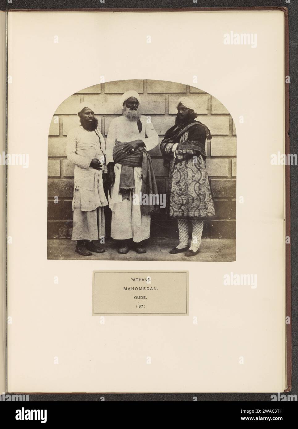 Porträt von drei unbekannten paschtunischen Männern aus Indien mit Tüllreifen, um 1858 - in oder vor 1868 Foto Uttar pradesh fotografische Unterstützung Albumen drucken menschliche Rassen; Völker; Nationalitäten. Kopfschutz: Turban Stockfoto