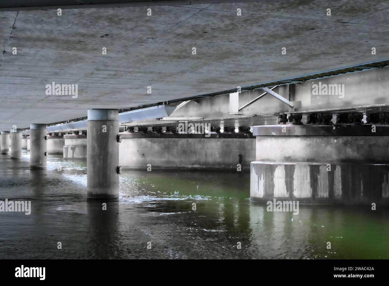 Blick auf das Wasser unter einer Brücke Stockfoto