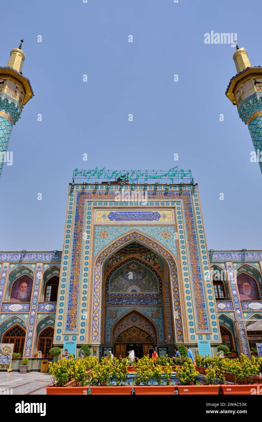 Teheran (Teheran), Iran 06.25.2023: Emamzadeh Saleh, Niedrigwinkelansicht der Emamzadeh Saleh Moschee, iranisches Volk. Stockfoto