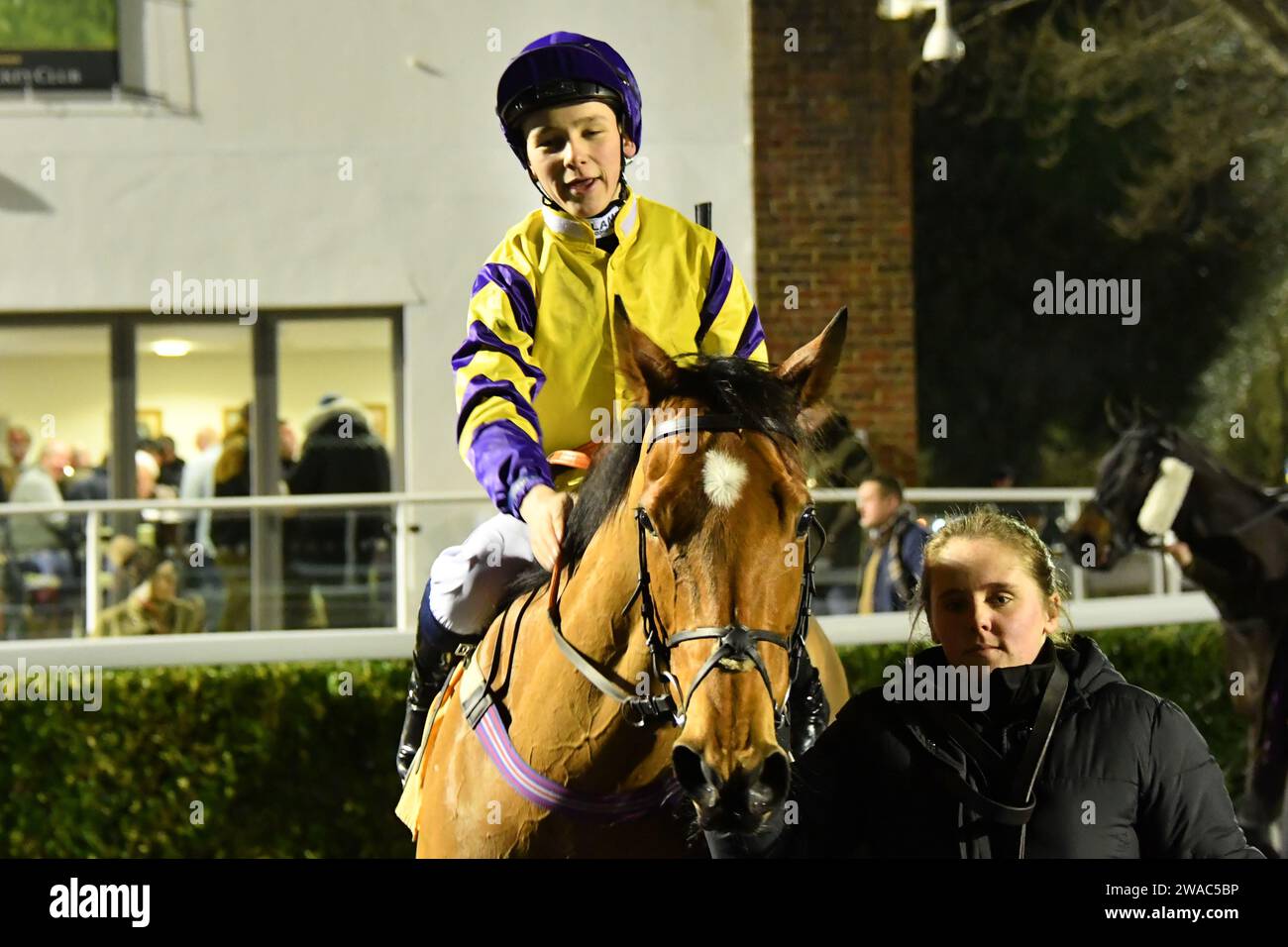 London, Großbritannien. Januar 2023. Billy Loughnane kehrt nach zwei Siegen auf der Rennbahn Kempton Park in Großbritannien wieder in die Siegerzone zurück. Quelle: Paul Blake/Alamy Live News. Stockfoto