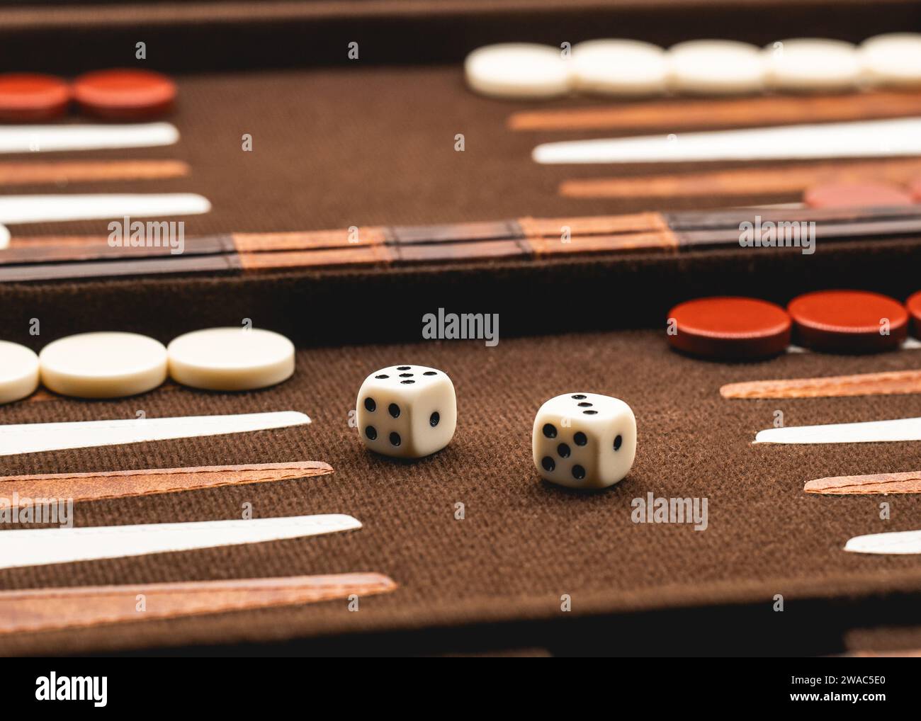 Brauner Backgammon-Tisch aus Filz mit Würfeln in einem Faltetui Stockfoto
