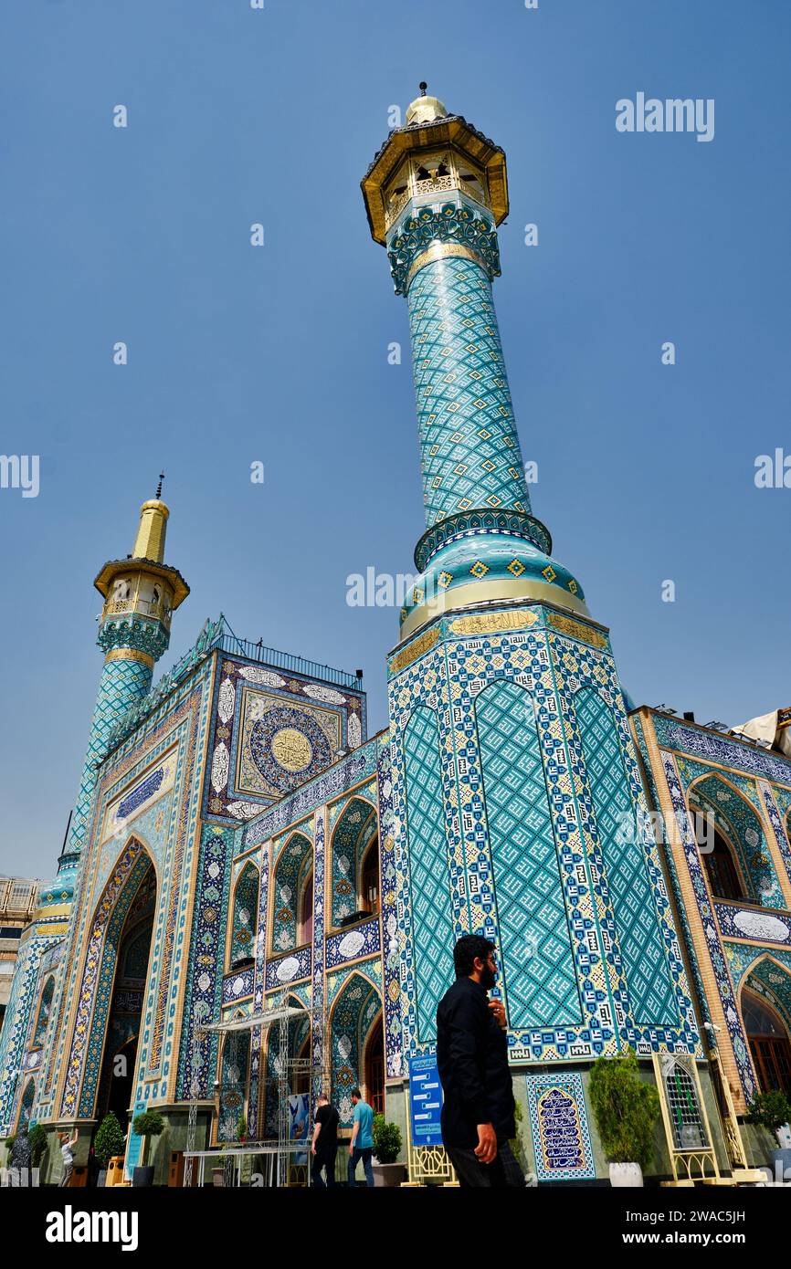 Teheran (Teheran), Iran 06.25.2023: Emamzadeh Saleh, Niedrigwinkelansicht der Emamzadeh Saleh Moschee, iranisches Volk. Stockfoto