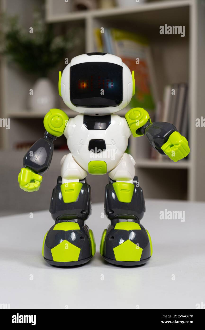 Roboter ist ein elektrisches Spielzeug für Kinder. Modernes Kinderspielzeug Stockfoto