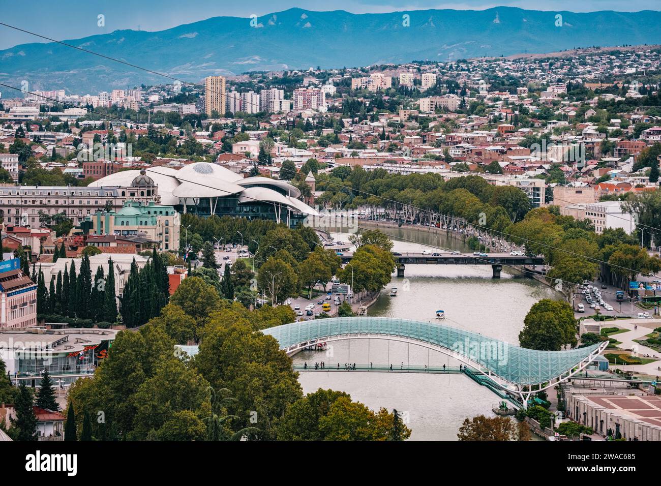 Blick auf den Fluss Koura, die Freiheitsbrücke, die moderne Justizhalle und das coty-Zentrum von Tiflis, der Hauptstadt von Georgien Stockfoto