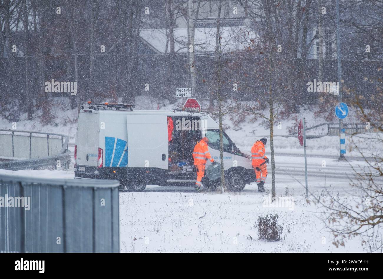 Saisonales Wetter, kaltes und schneebedecktes Wetter während eines Wintersturms am Mittwoch im Östergötland County, Schweden. Im Bild: Stadtarbeiter im Sturm. Stockfoto