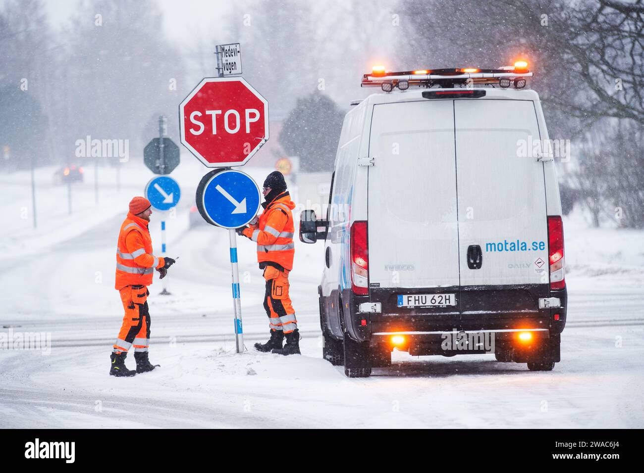 Saisonales Wetter, kaltes und schneebedecktes Wetter während eines Wintersturms am Mittwoch im Östergötland County, Schweden. Im Bild: Stadtarbeiter im Sturm. Stockfoto