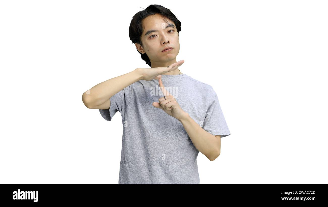 Ein Mann in einem grauen T-Shirt, auf weißem Hintergrund, Nahaufnahme, zeigt ein Pausenschild Stockfoto