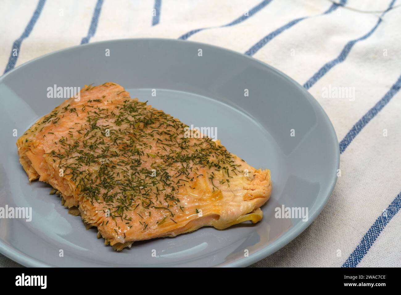 Stück gebackener Lachs auf einem Teller, Nahaufnahme. Stockfoto