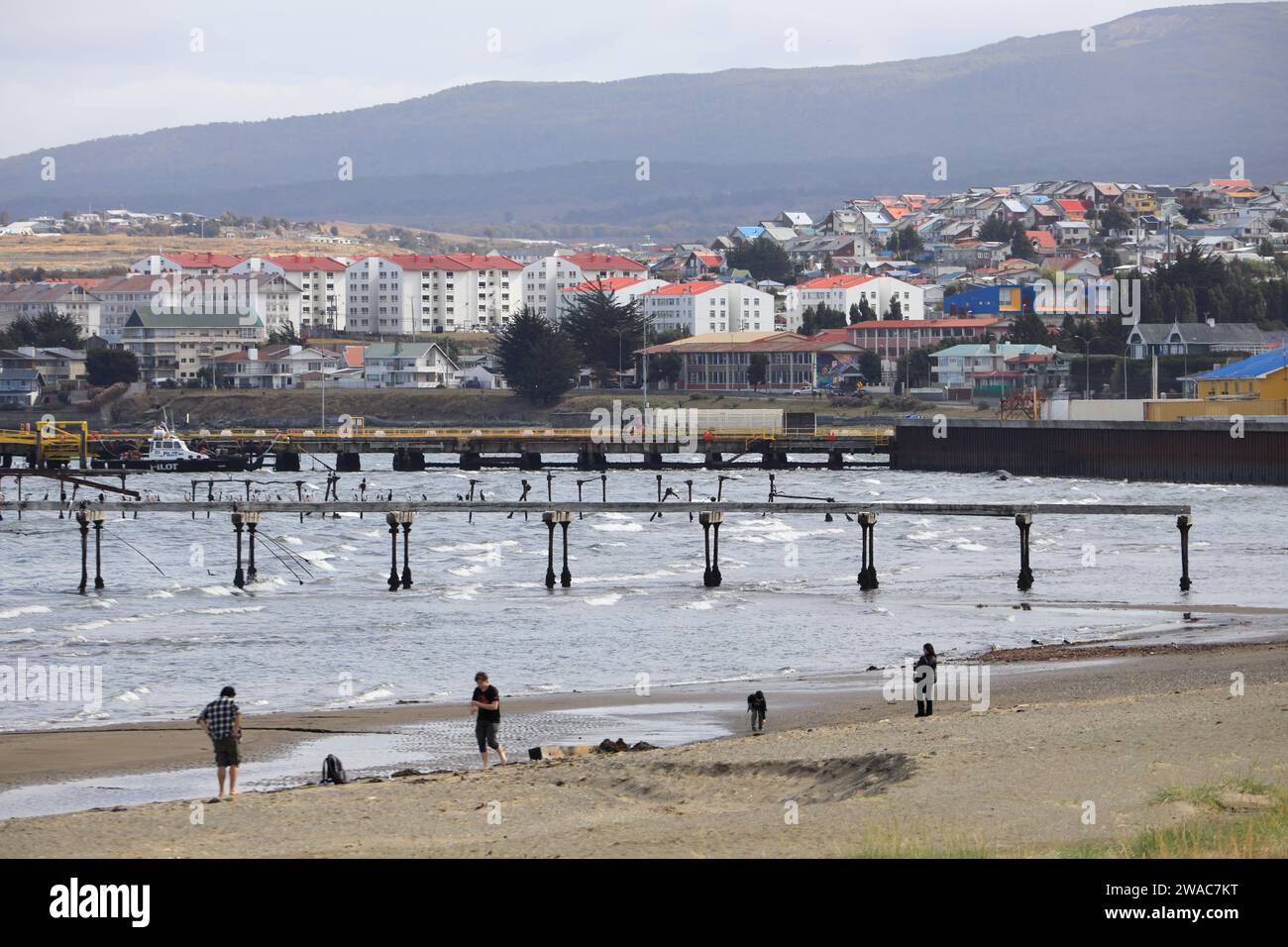 Die Uferpromenade von Punta Arenas mit dem alten Kai und die Stadt Punta Arenas im Hintergrund. Punta Arenas.Chile Stockfoto