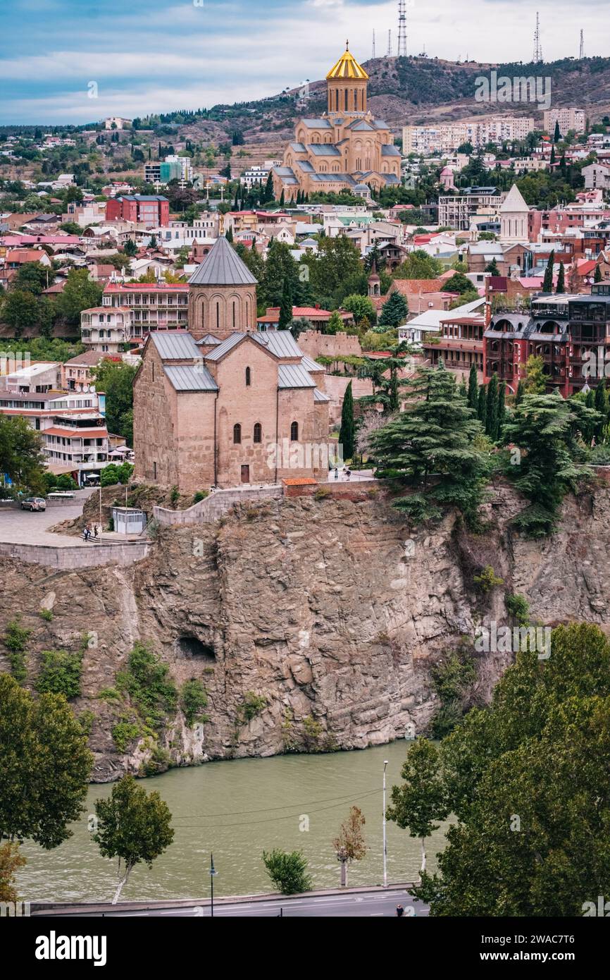 Blick auf den Fluss Koura, die Metekhi-Kirche auf einer Klippe und die riesige Sameda-Kathedrale in der Altstadt von Tiflis (Georgien) Stockfoto