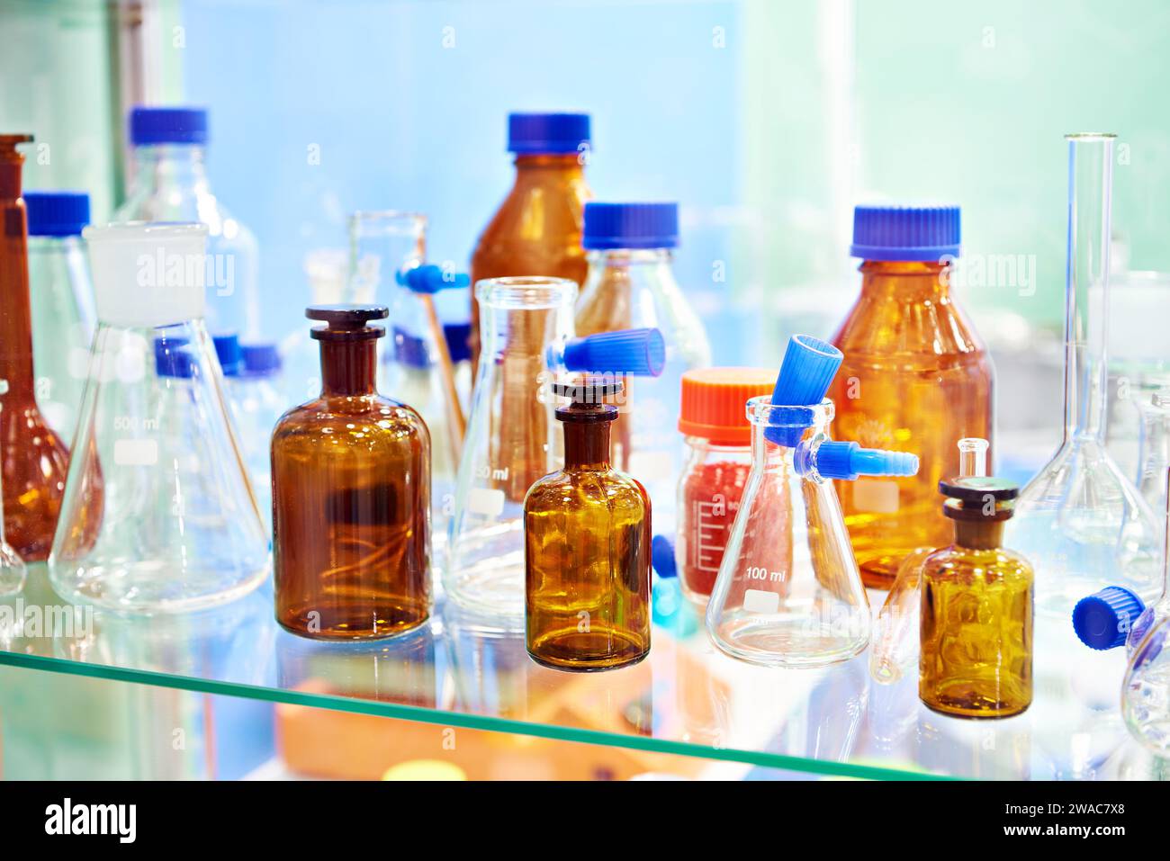 Laborglasschalen, -Flaschen, -Gläser und -Kolben im Lager Stockfoto