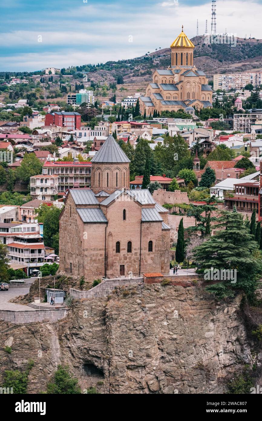 Blick auf die Metekhi-Kirche auf einer Klippe und die Sameda-Riesenkathedrale in der Altstadt von Tiflis (Georgien) Stockfoto