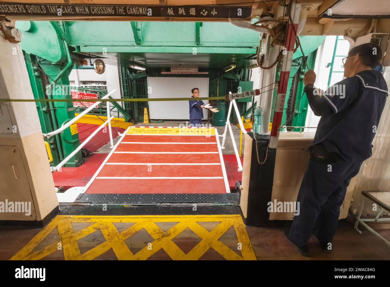 China, Hongkong, Hong Kong Island, die Star Ferry, Gangplank wird gesenkt Stockfoto