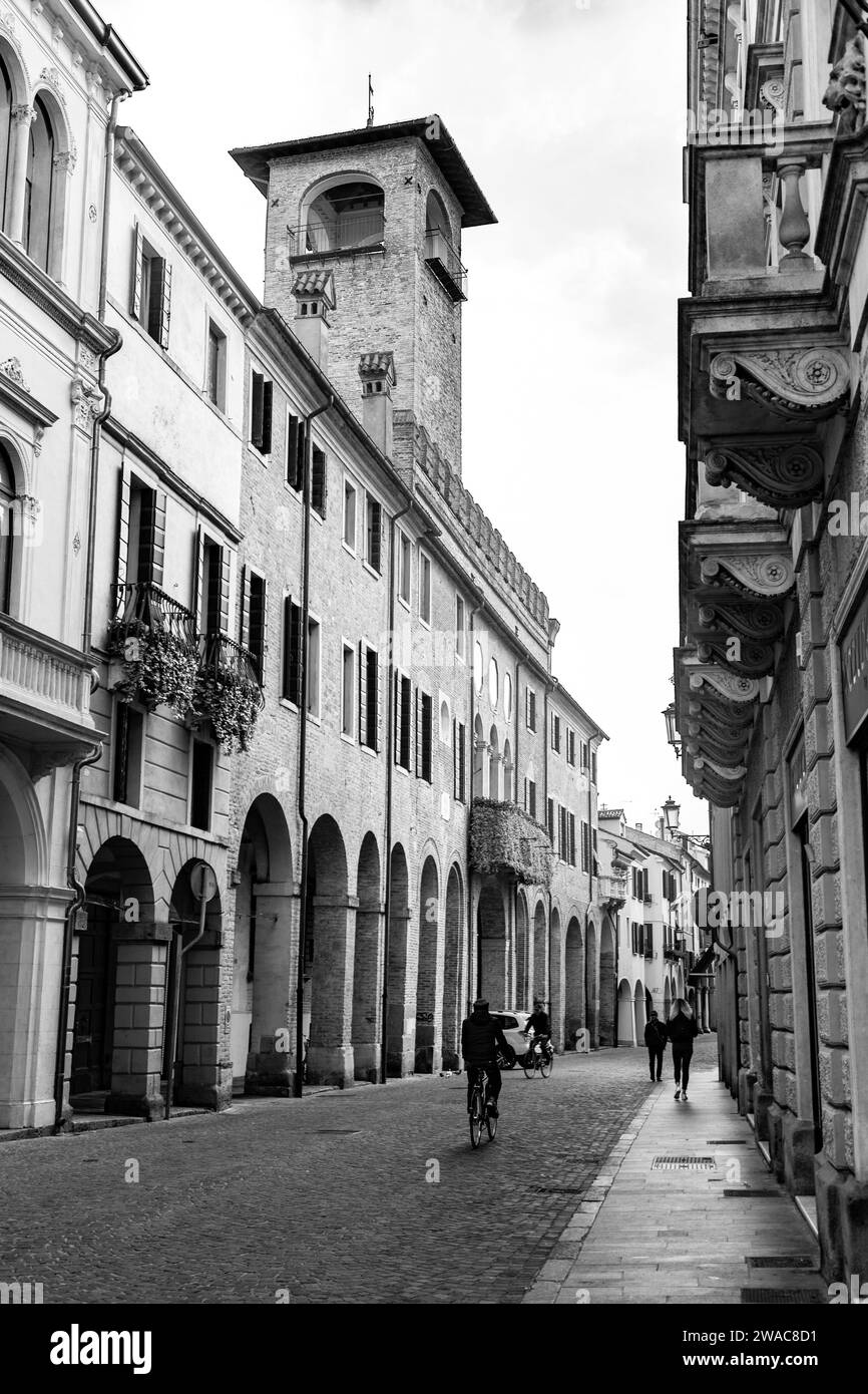 Padua, Italien - 4. April 2022: Typische Architektur und Blick auf die Straße in Padua, Veneto, Italien. Stockfoto