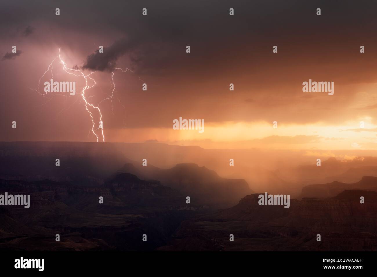 Monsungewitter mit Blitzen über dem Grand Canyon bei Sonnenuntergang Stockfoto