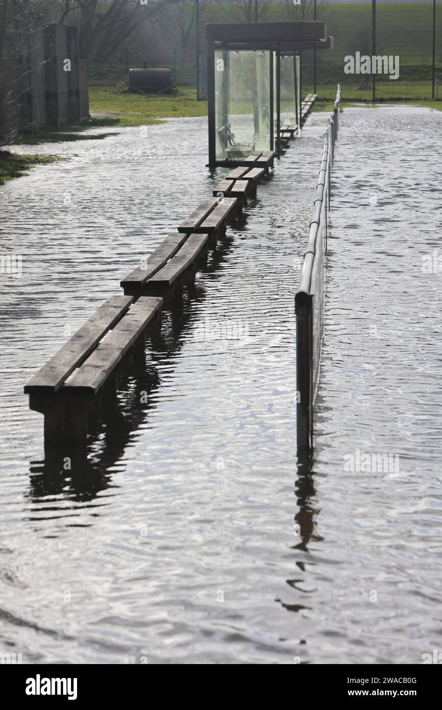 Kelbra, Deutschland. Januar 2024. Wasser steht auf einem Sportplatz im