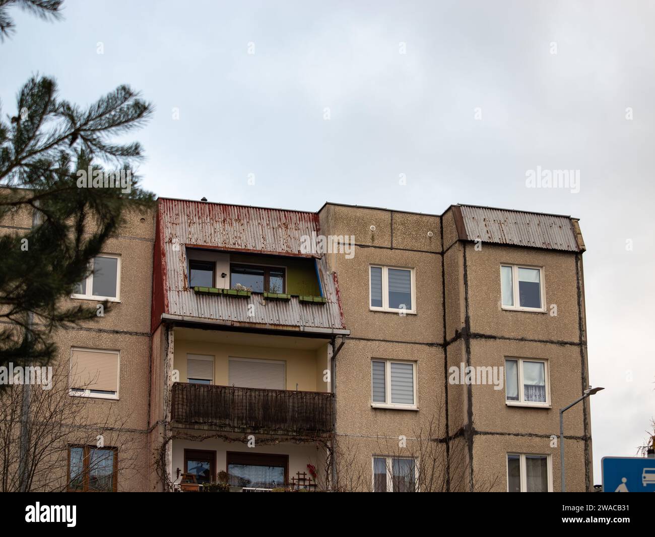 Vorgefertigtes Mehrfamilienhaus in einem Wohnviertel in Osteuropa. Pragmatische und wirtschaftliche Architektur in Polen. Stockfoto