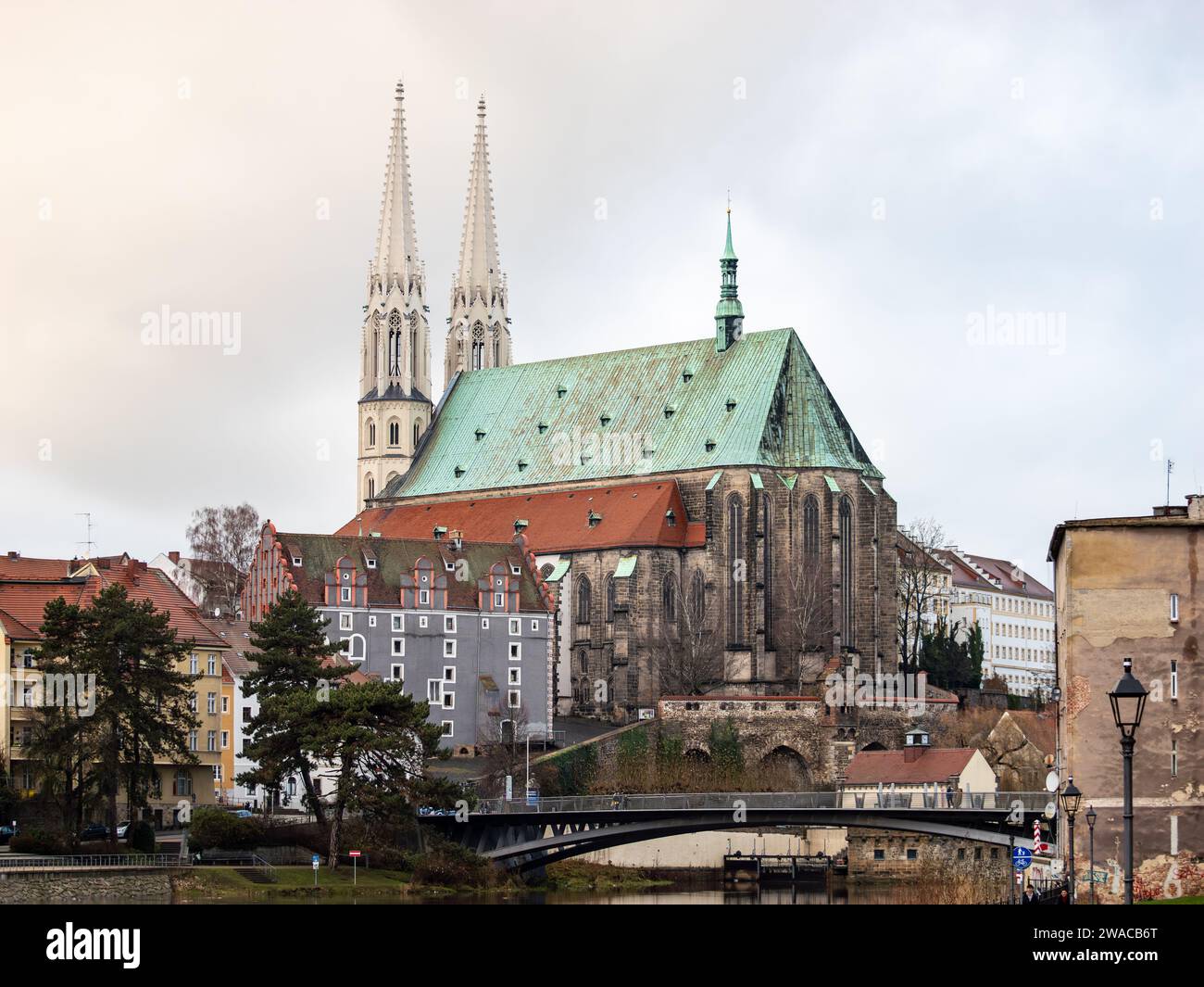 St. Wahrzeichen der Peter-Kirche in Görlitz in Sachsen aus Polen gesehen. Die Rückseite des berühmten Gebäudes ist Teil des wunderschönen Stadtbildes. Stockfoto