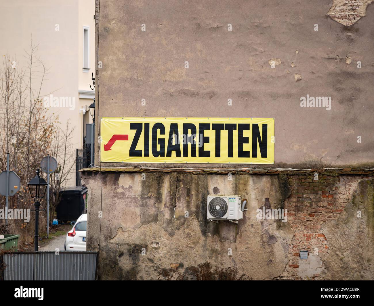 Zigarettenschild eines Zigarettengeschäfts an einer Gebäudewand. In Polen ist es billiger zu rauchen als in Deutschland. Die Menschen in der Grenzregion kaufen ihren Rauch Stockfoto