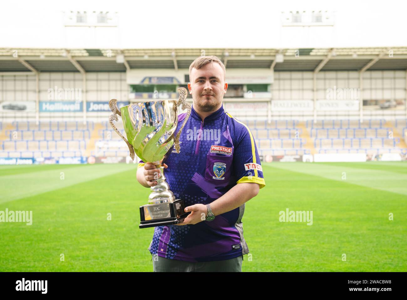 Luke Litter hebt die Junior Darts Championship Trophy im Halliwell Jones Stadium ab Stockfoto