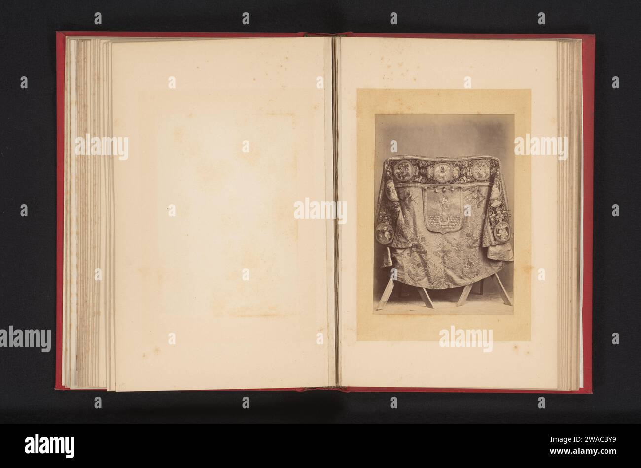 Kazuifel, anonym, um 1873 - in oder vor 1878 fotografische Trägeralbumendruck liturgische Gewänder, Kanonikale Stockfoto