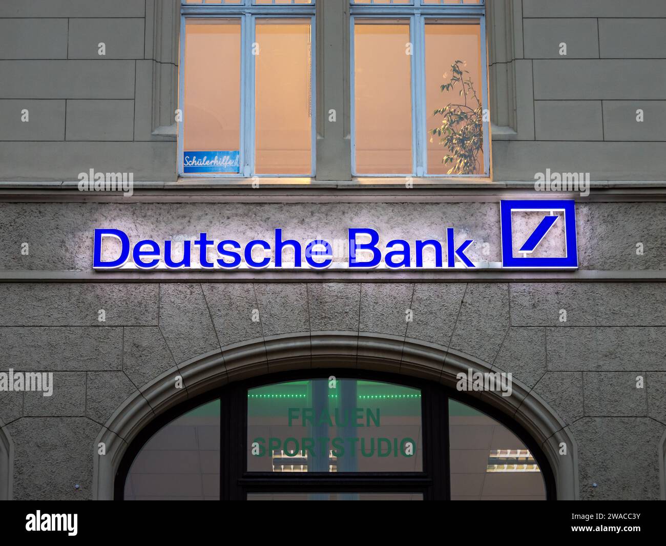 Das Logo der Deutschen Bank ist an der Außenfassade des Gebäudes beleuchtet. Das große deutsche Bankinstitut ist systemrelevant. Das Unternehmen hat Zweigstellen. Stockfoto