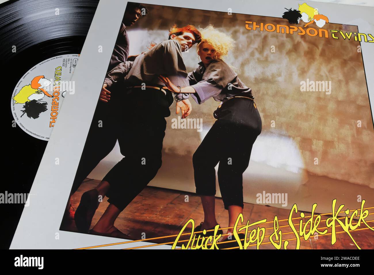 Viersen, Deutschland - 9. Mai. 2023: Closeup der britischen New Wave Band Thompson Twins Vinyl-Album-Cover Quick Step and Side Kick aus dem Jahr 1983 Stockfoto