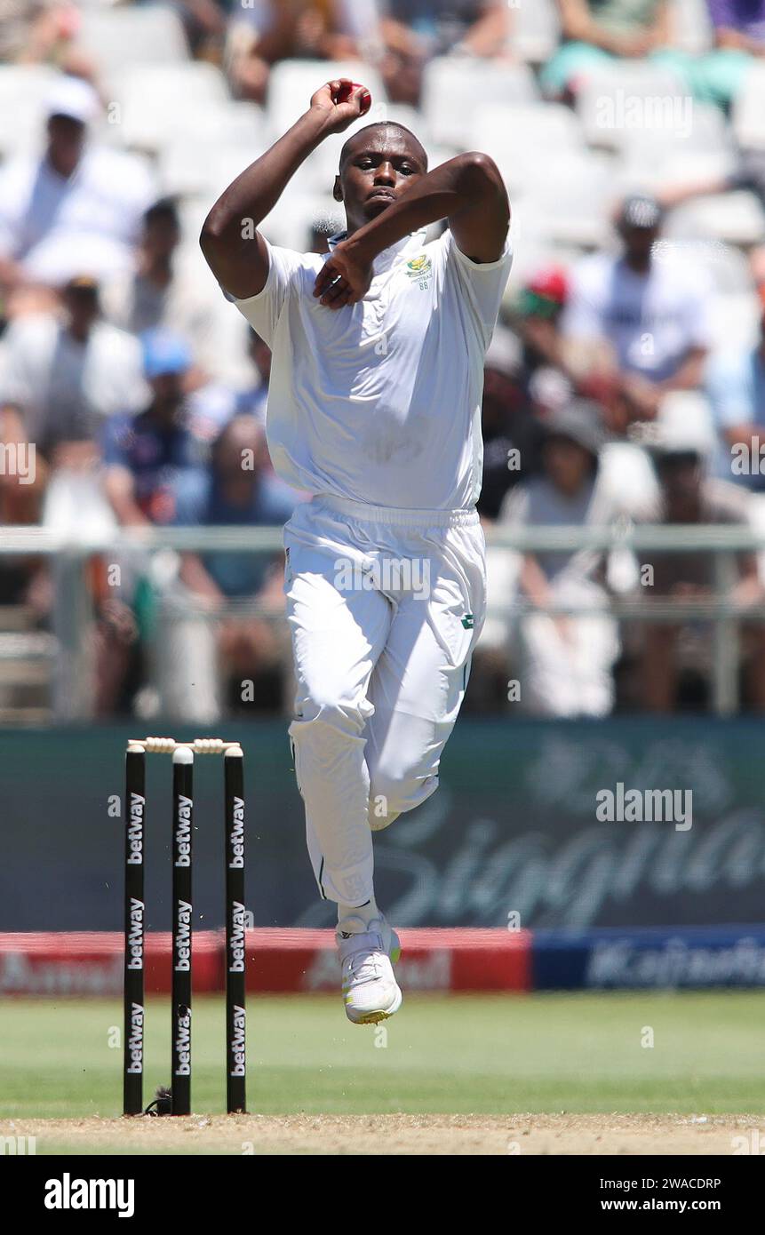 KAPSTADT, SÜDAFRIKA - 3. JANUAR: Kagiso Rabada aus Südafrika schickt am 1. Tag des 2. Testspiels zwischen Südafrika und Indien am Newlands Cricket Ground am 3. Januar 2024 in Kapstadt, Südafrika, eine Lieferung. Foto: Shaun Roy/Alamy Live News Stockfoto